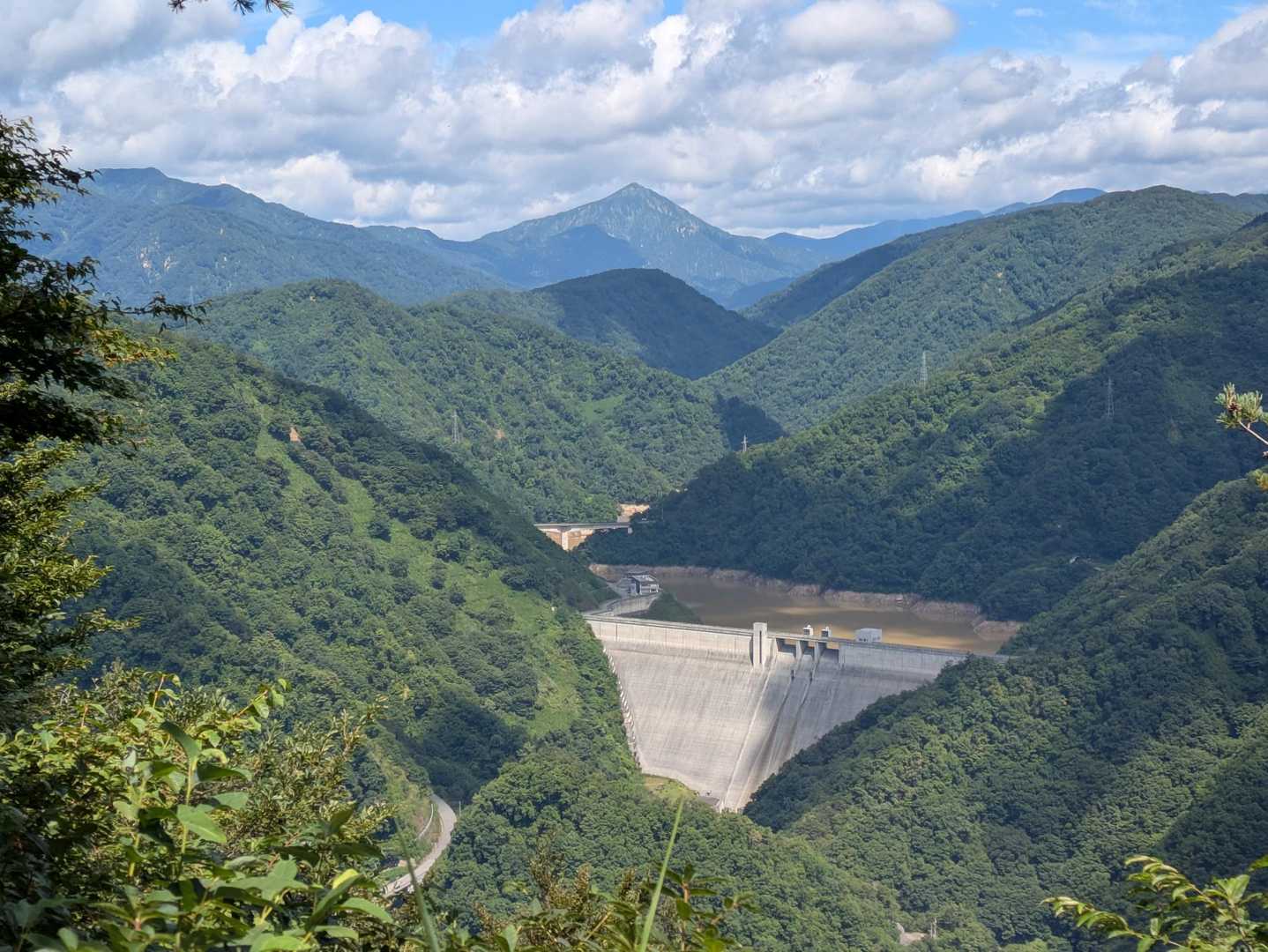 もう少し歩くと、第二展望地
よりダムが近くなりました😄
ダムの水、少し前は干上がっていたそうです…
先日の雨は、恵みの雨でしたね❣