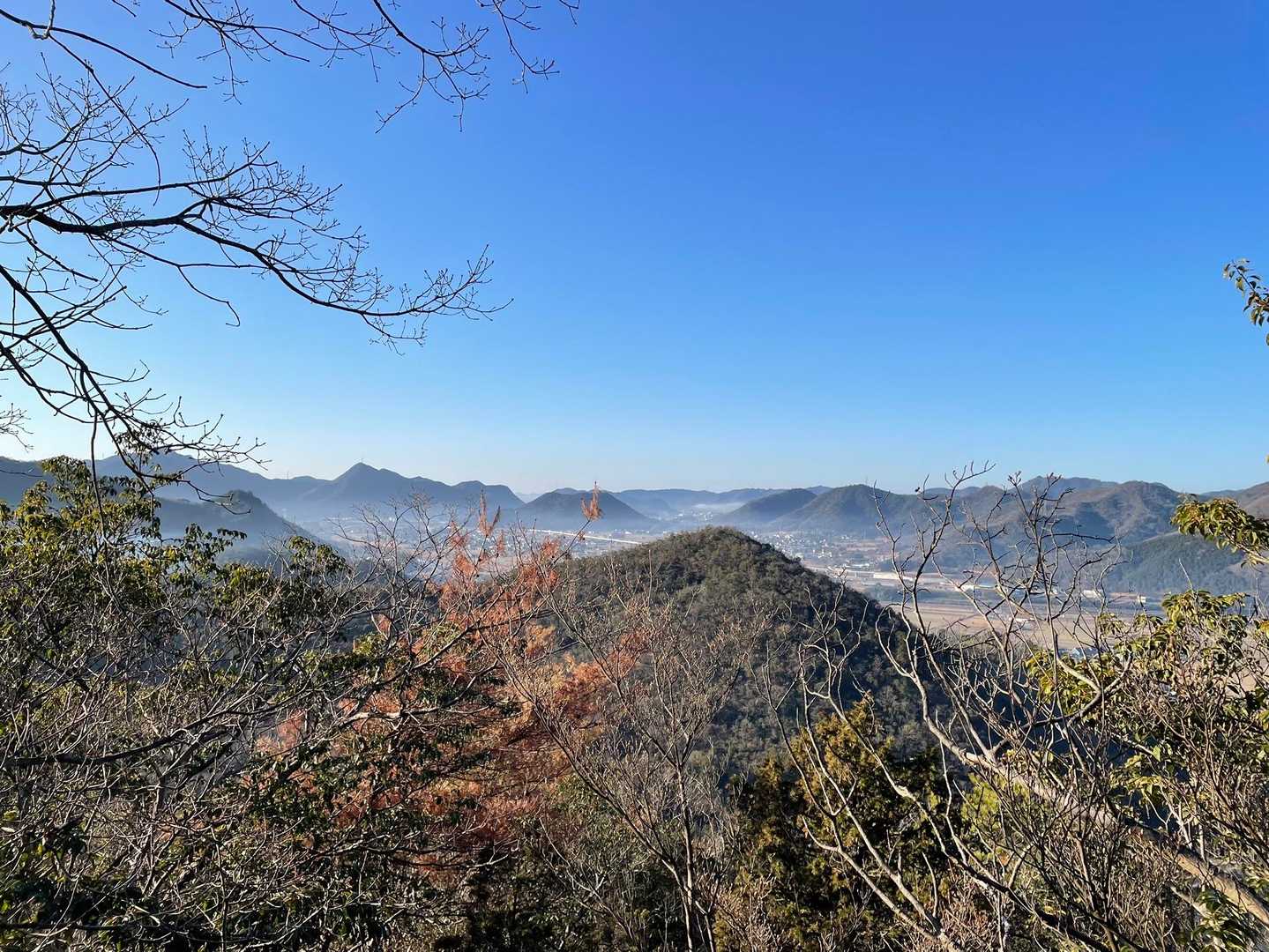 振り返れば雲ひとつない澄み切った青空😃
山歩きには、もってこいの天気です😃