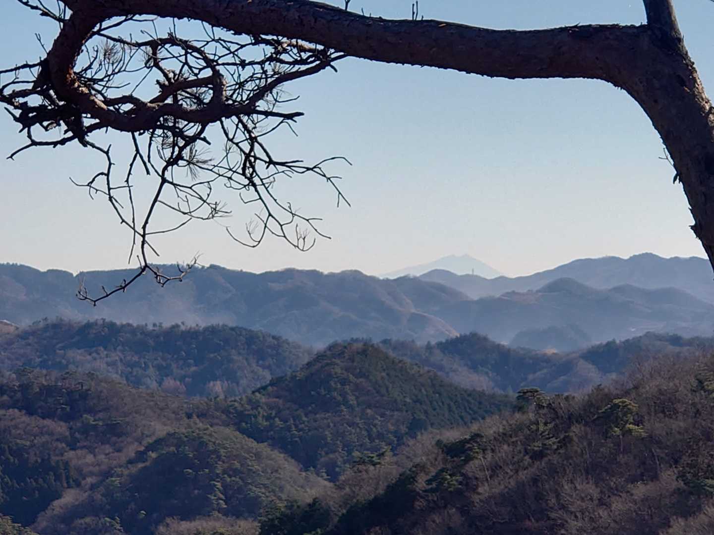 山々の奥に…うっすら筑波山