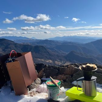 ここでお昼🍜お箸を忘れたのでススキを拝借🤭北八、富士山、南アルプス？を眺めながら
