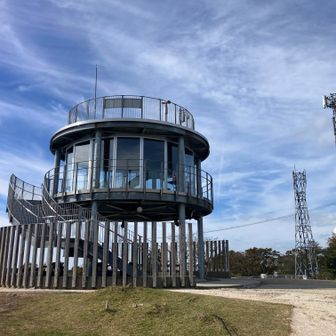 スキー場を一登りで萩太郎山頂上です。