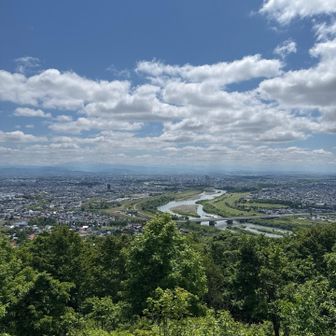 晴れてるけど遠くの山々が雲に隠れて