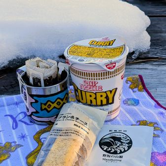 鞍部のベンチで白山見ながらお昼ごはん😋
最高の景色を前に🏔️✨
なんて幸せなんだろう🎶