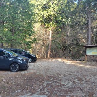 南木曽岳蘭駐車場。8台ぐらいは停められますかね〜
（少し手前にも駐車場があります）