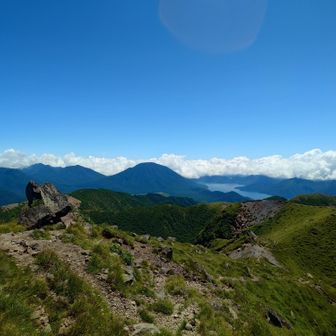 山頂からの風景を目に焼き付けて、下山開始
男体山にも登りたいなぁ〜