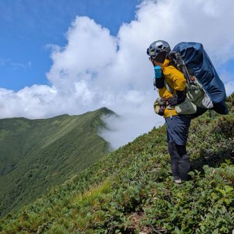振り返って。稜線に雲がぶち当たる。