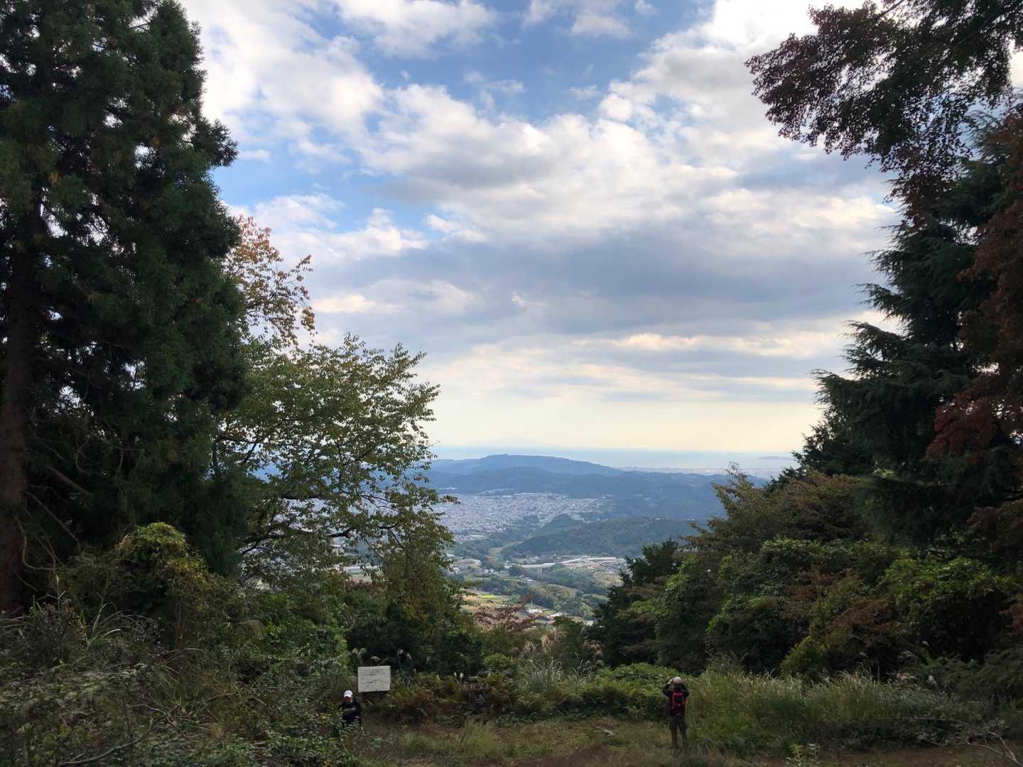 大倉高原テントサイトから眺めよいです。写真の場所は小屋があった辺りかな。綺麗なトイレがあって、予約なし無料でテント張れますが、なかなか計画立てられないでいます。