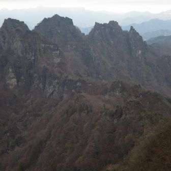 表妙義最高峰・白雲山相馬岳から金洞山東岳、中ノ岳、西岳、星穴岳を望む。昨年末の山火事では手前の鞍部・堀切(ホッキリ)周辺が燃えてしまったそう。遠景に荒船山。