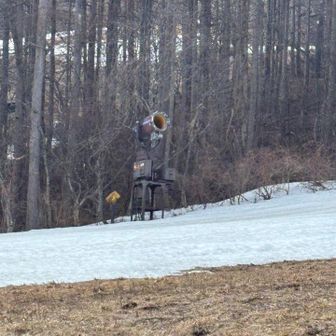 この人工降雪機。高校生の時に広島のスキー場でバイトしてた時に良く扱ってました。懐かしい。