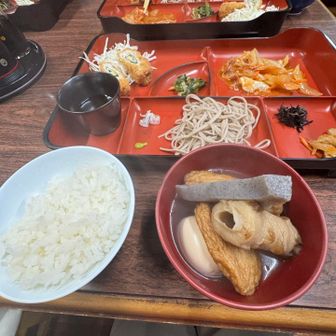 夕食はなんと鍋ごと出てくるおでん🍢。味染みて熱々。とっても美味しかったです。