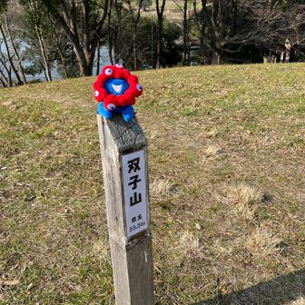 ２つ目のピーク！
ここでおじいちゃんに「それ可愛いなぁ」と話しかけられた( ´ ▽ ` )
そのまま少し立ち話
万博には14回行って、150のパビリオンを巡ったんだとか。
ミャクミャクは孫に買ってあげたんだって。1970年の万博にも行ったそう。
ミャクミャクを連れて写真撮ってると
よく話しかけられる😆