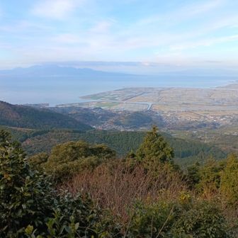 西側は有明海🌊に雲仙～太良山系、小岱山、天水町(玉名市)などが見渡せる😙
いやぁ人もあんまりいないし、毎年ここに来ようかな～🎍
やっぱ二ノ岳&三ノ岳は良いなぁ☀