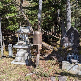 弁天沼。平家一門有縁の地と刻まれた石碑が立っています。 


