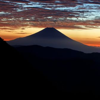 4日目最終日早朝。光岳小屋より日の出前の富士山。これから下界に戻ります。