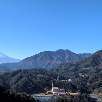 今日の一番富士山に近いところ、屏風岩到着。富士山より隣の三ツ峠山のほうが高く見えるのが腹立つw