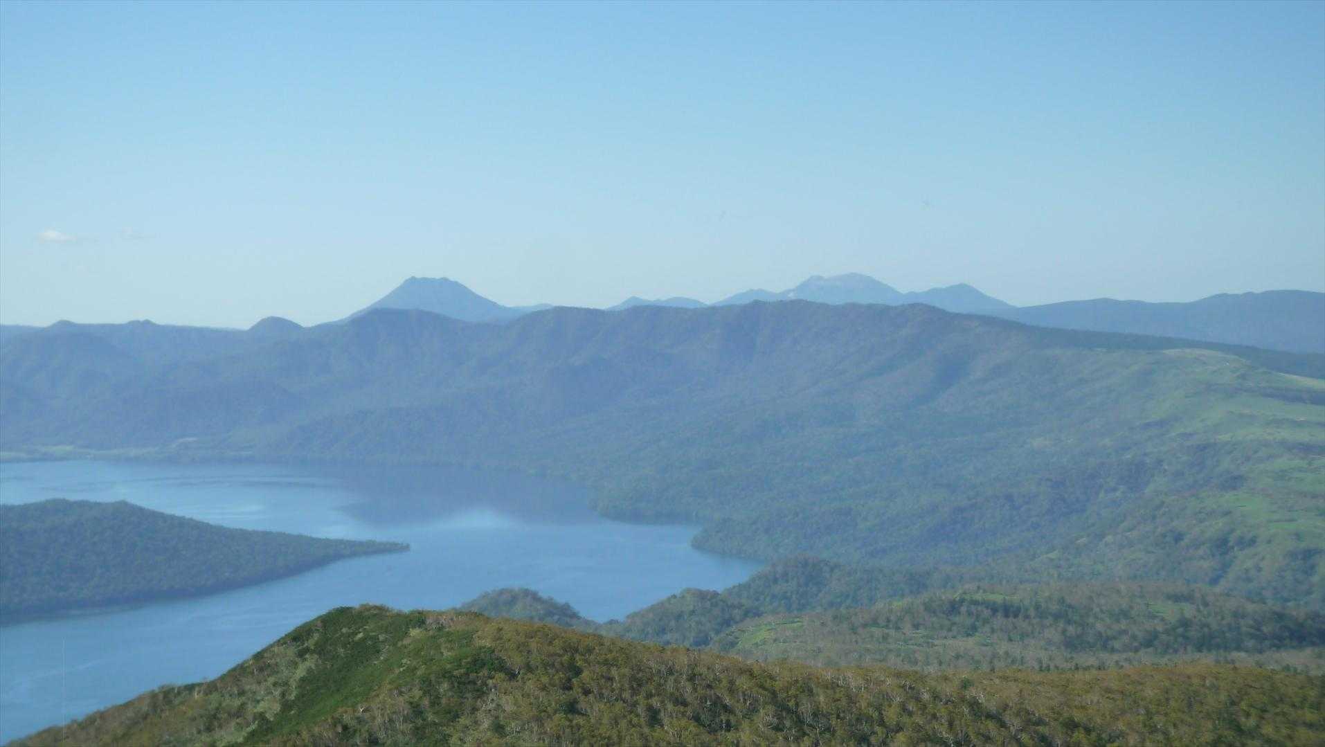 阿寒岳をズーム　今日はたくさんの方々が登っていると思います