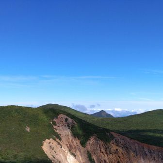 真ん中の綺麗な三角が旭岳（赤崩山）。