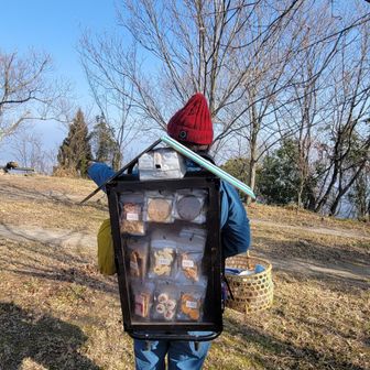 背中にお菓子のお家を背負って、手には籠いっぱい🌟