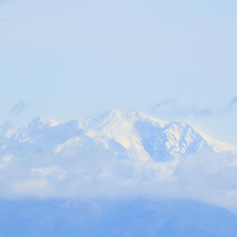 稜線（白山展望広場）に出るといきなりドーンと御嶽山🏔️が現れた🏔️どうやらここはビューポイント👇白山は雲に隠れていた😵‍💫
