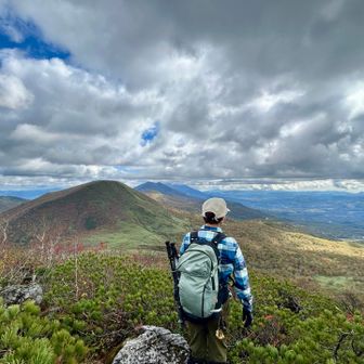 手前からチセヌプリ、ニトヌプリ、アンヌプリ、羊蹄山⛰️いい眺めですね♪
今日は同じ職場で唯一登山を趣味としている仲間と登りました♪
山頂手前でスライドした群馬からお越しのおじ様が御年77歳！百名山74/100との事、素晴らしい👍行く先の道の駅を拠点に次はアポイ岳に行くと😅移動距離もスゴイ！頭が下がります🙇