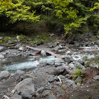 あれから3時間半…
渡渉箇所まで降りてきました
今度はゴンドラの少し上流に掛かる橋を渡りました