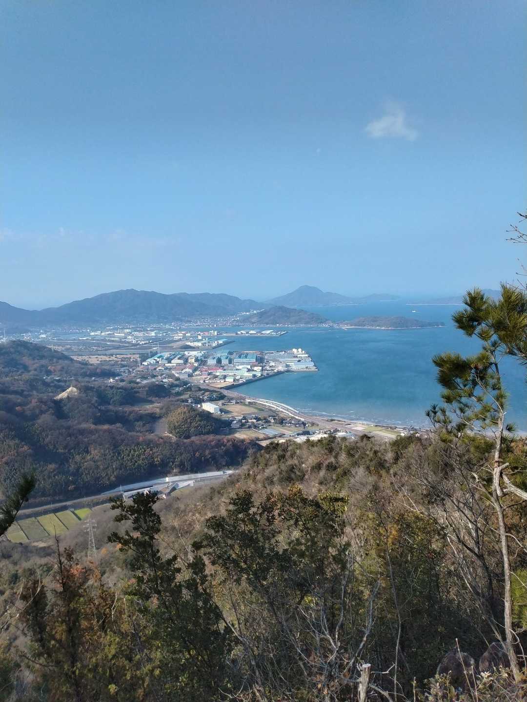 黒戸山の直ぐ下の展望点から望む詫間の町並と瀬戸内です。
