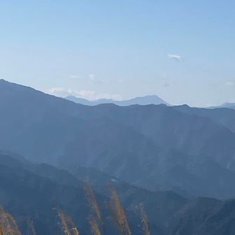 遠くにうっすら見えるのが石鎚山⁉︎