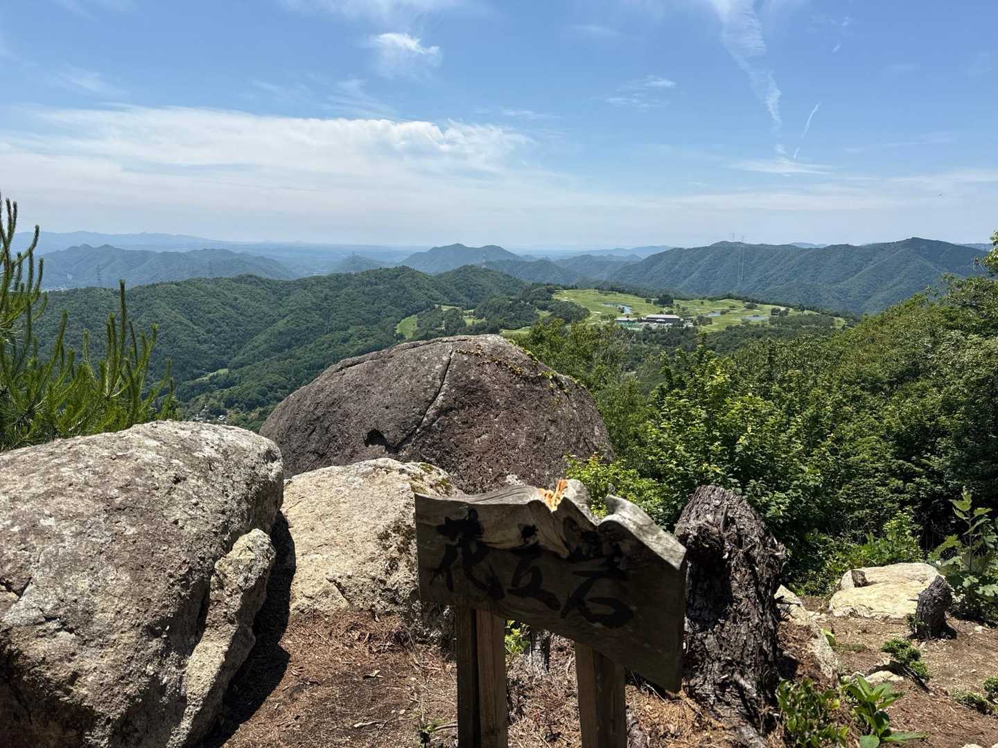 花立岩。ここが上の山ピーク
たもとにゴルフ場