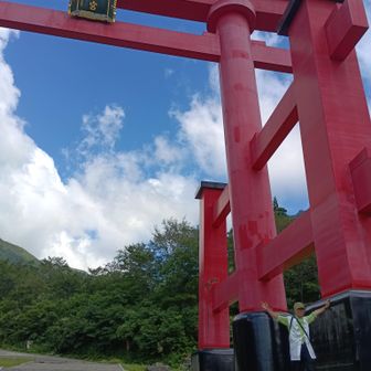 ものすごくでっかい大鳥居
本宮へ向かう前に湯殿山参籠所の立ち寄り湯で月山での汗を流してから向かいました。
本当は源泉かけ流しの温泉「御神湯」に入りたかったのですが、体を洗えないとのことで、普通のお風呂の方に入ってさっぱりしてから向かいました。