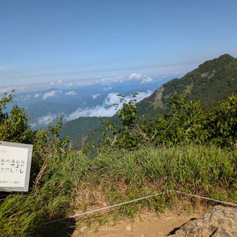 望岳台から滝ノ沢岳を望む