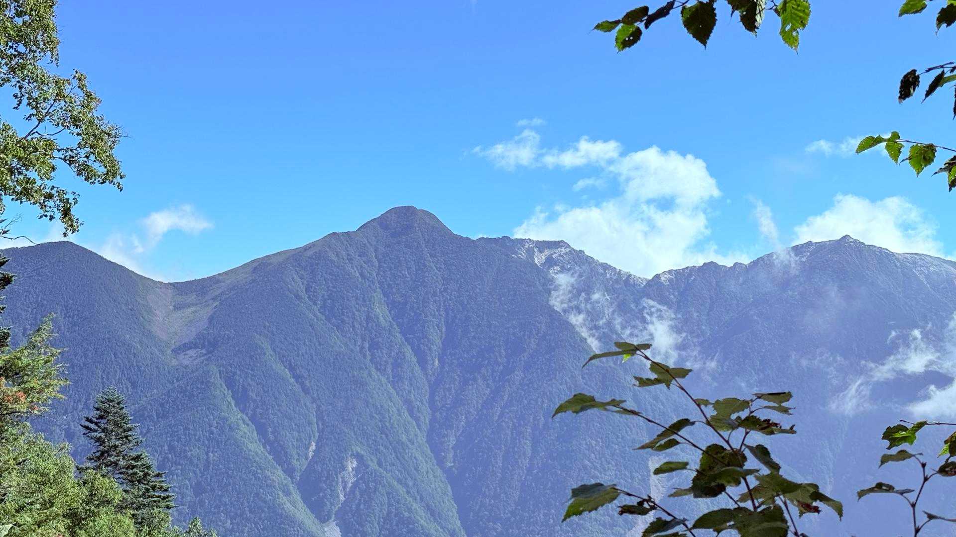 草すべり頑張りながら向かいの鳳凰三山✨️
なんてステキなの✨😍
めっちゃ癒し(* ´  ` *)ᐝ