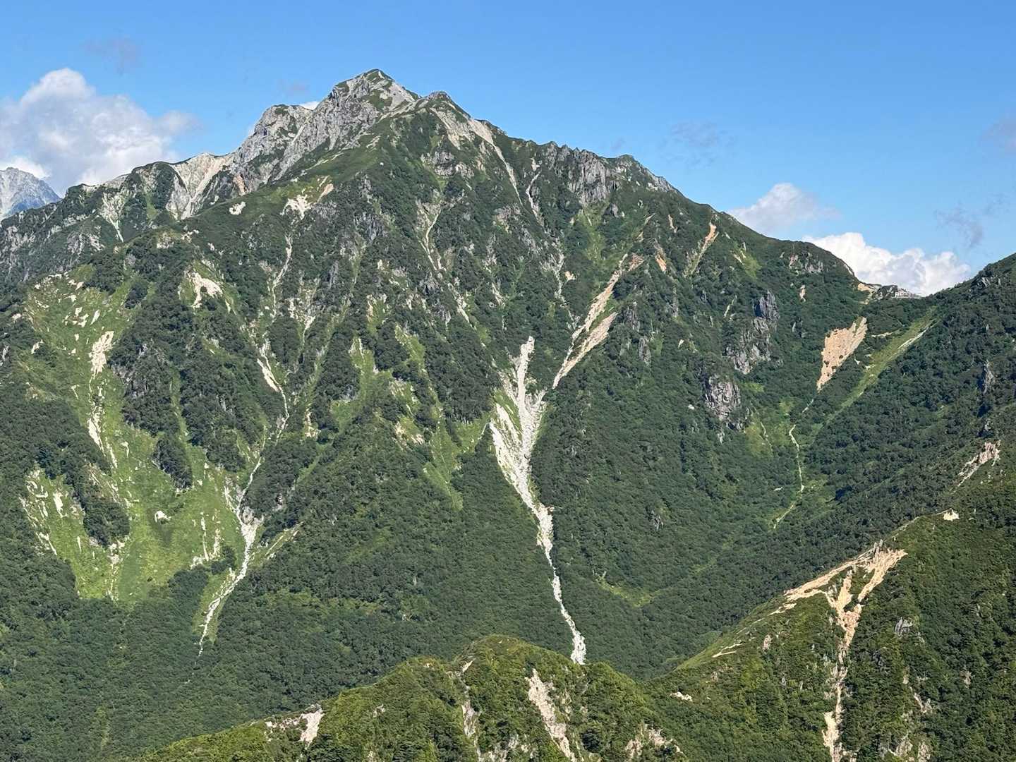 針ノ木岳と針ノ木小屋が見えます