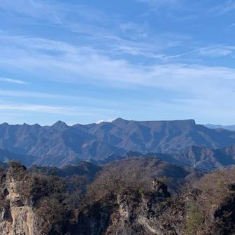 大砲岩から
荒船山の向こうに赤岳