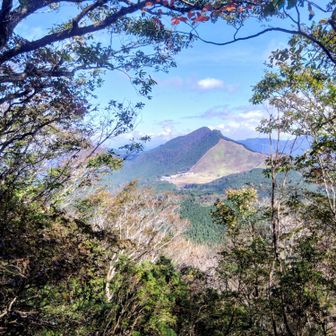 垣間見える倶留尊山