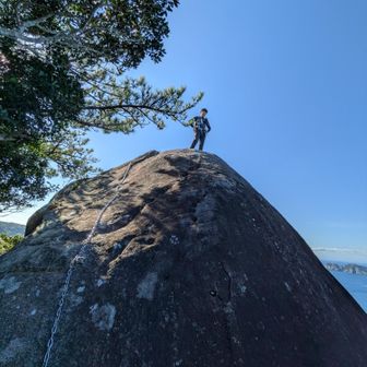 その上にチェーンが張られていて、それを伝って登っていく。
スルスルッとあっという間に登ってったじんじんさん✨

いやぁ、怖い怖い😱
私、これ、登るの無理でしょ😣
降りてきて助けんのか～い❓(笑)