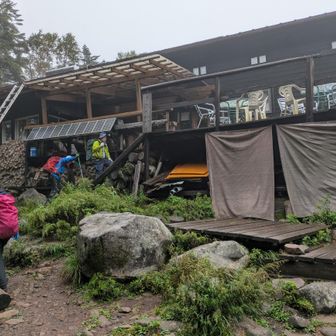 高見石小屋着
ルート失敗😣
散策と思ってたんだけど、ここまで悪路の激登り😢
揚げパン食べるためとはいえ、しんどかった💧