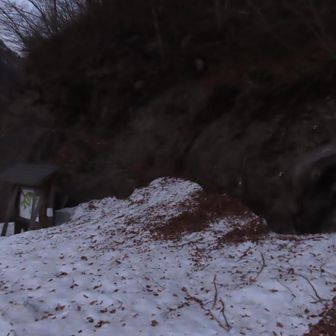 中ノ岳登山口、朝は良く見ていなかったが、既に下まで階段が出ていてびっくり。また来なきゃ。後は延々ダム湖右岸を歩いて、