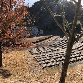 因みに林道を左へ向かうと野外音楽堂があります
年1でロックフェス開催してるらしい