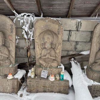 ココだけお神酒が3本。
顔を見ると三面！そう言うこと？！😀