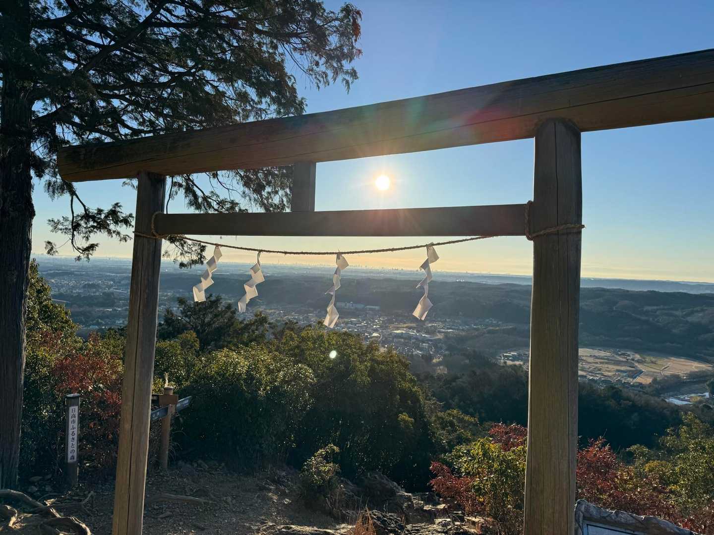 山頂手前の神社から
