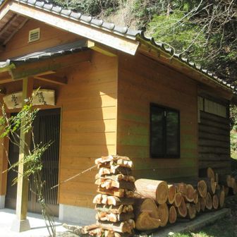 先日の切断丸太はもう細割に💦　　　