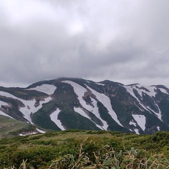 ガスが少し晴れて振り返り以東岳