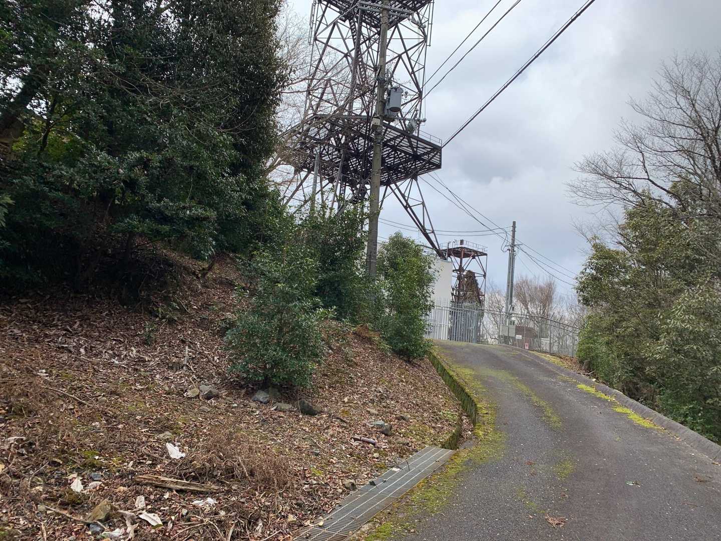 岩間山手間には電波塔があります。