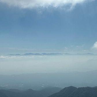 遠くの雲海から頭を出しているお山⛰️はどこかな〜
