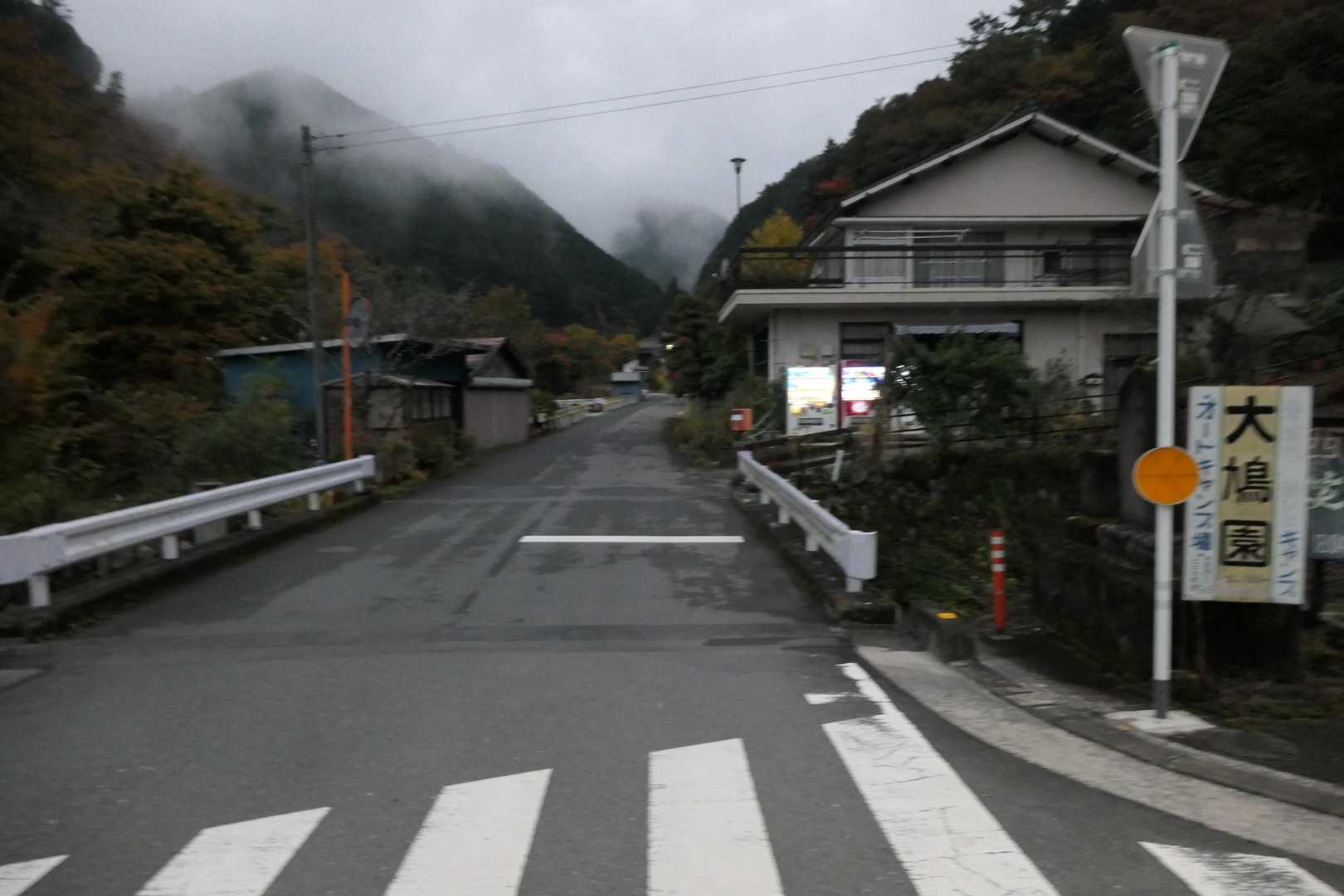 まずは舗装路歩きます。
