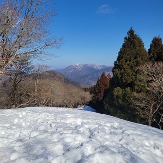 山頂で、武奈ヶ岳がキレイに見えました。途中、琵琶湖も見ながら歩きました
