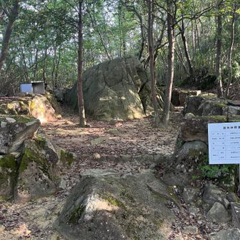 御神体岩🪨しめ縄が巻かれてたってのは昔の話なのか？