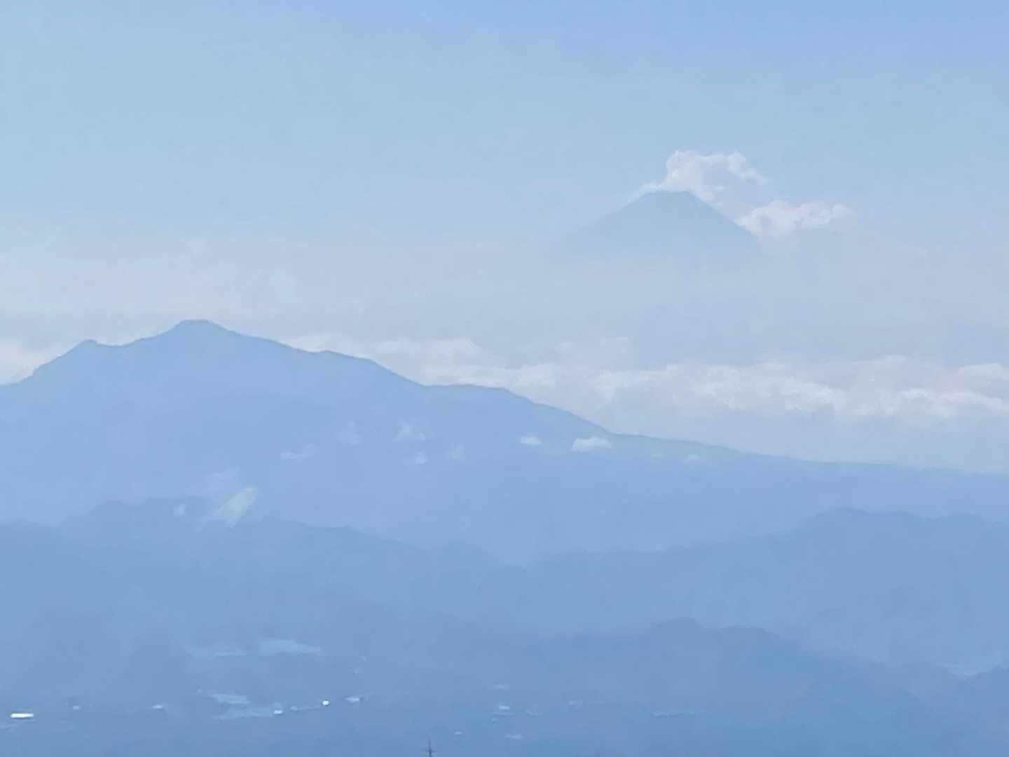 ここでも富士山を確認。
雲と霞に包まれながら、遠くに山頂が浮かんでいる。
