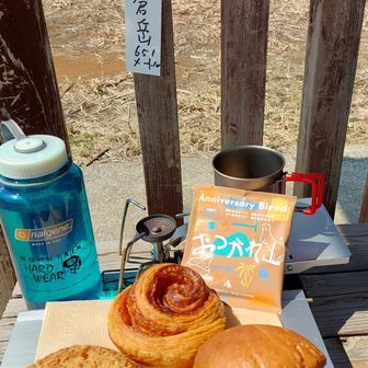 左からカレー🍛パン・シナモンロール・スモークチキン🍗サンド。
ごちそうさまでした🙏
あれ～今日は茶色🤎祭り😚。