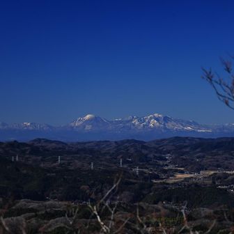 遠くに日光連山が光っている